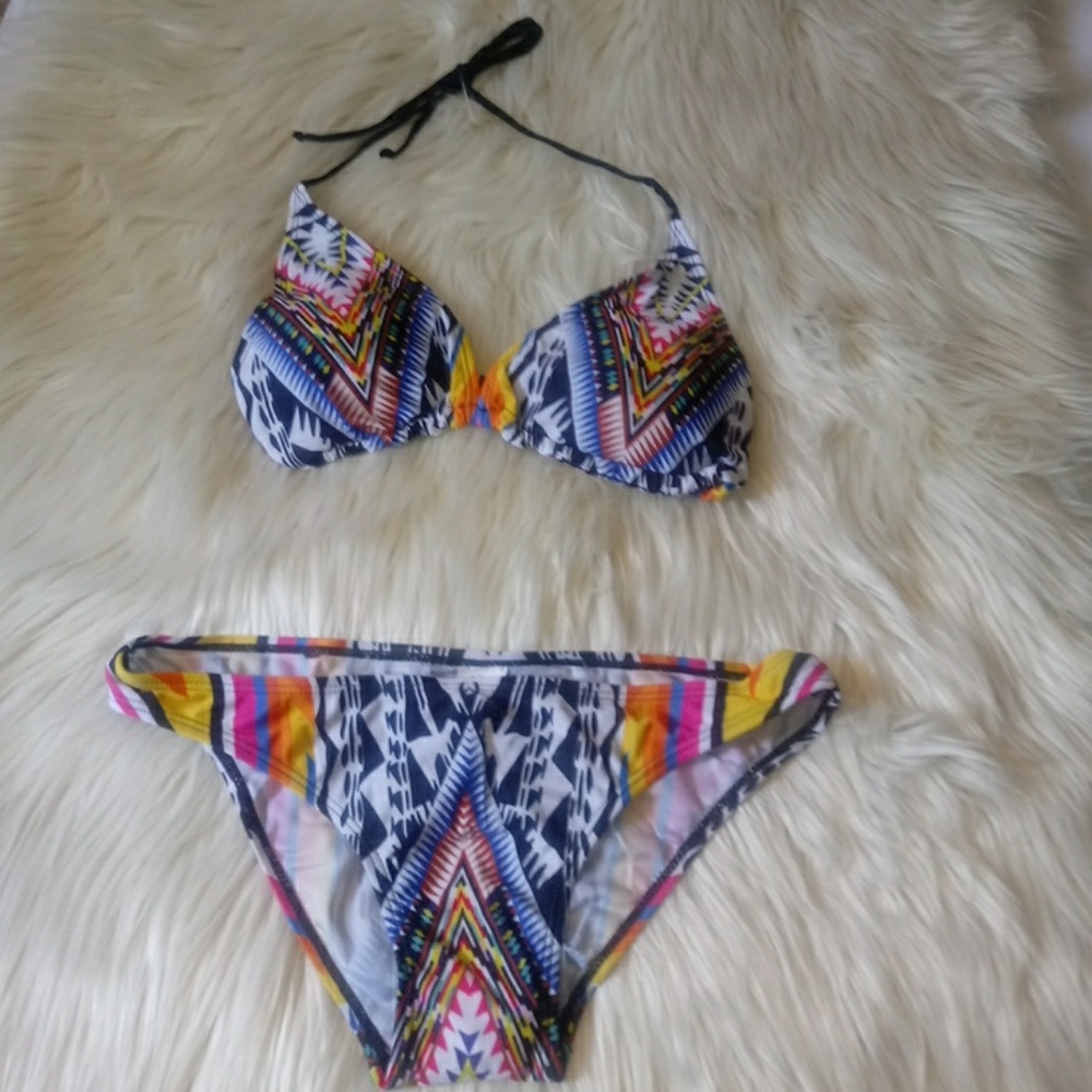 Halter Sliding Triangular Bikini - Picture 4 of 8